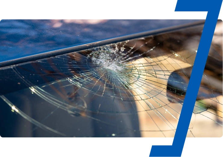 Parabrezza di un'auto con una crepa estesa da sostituire