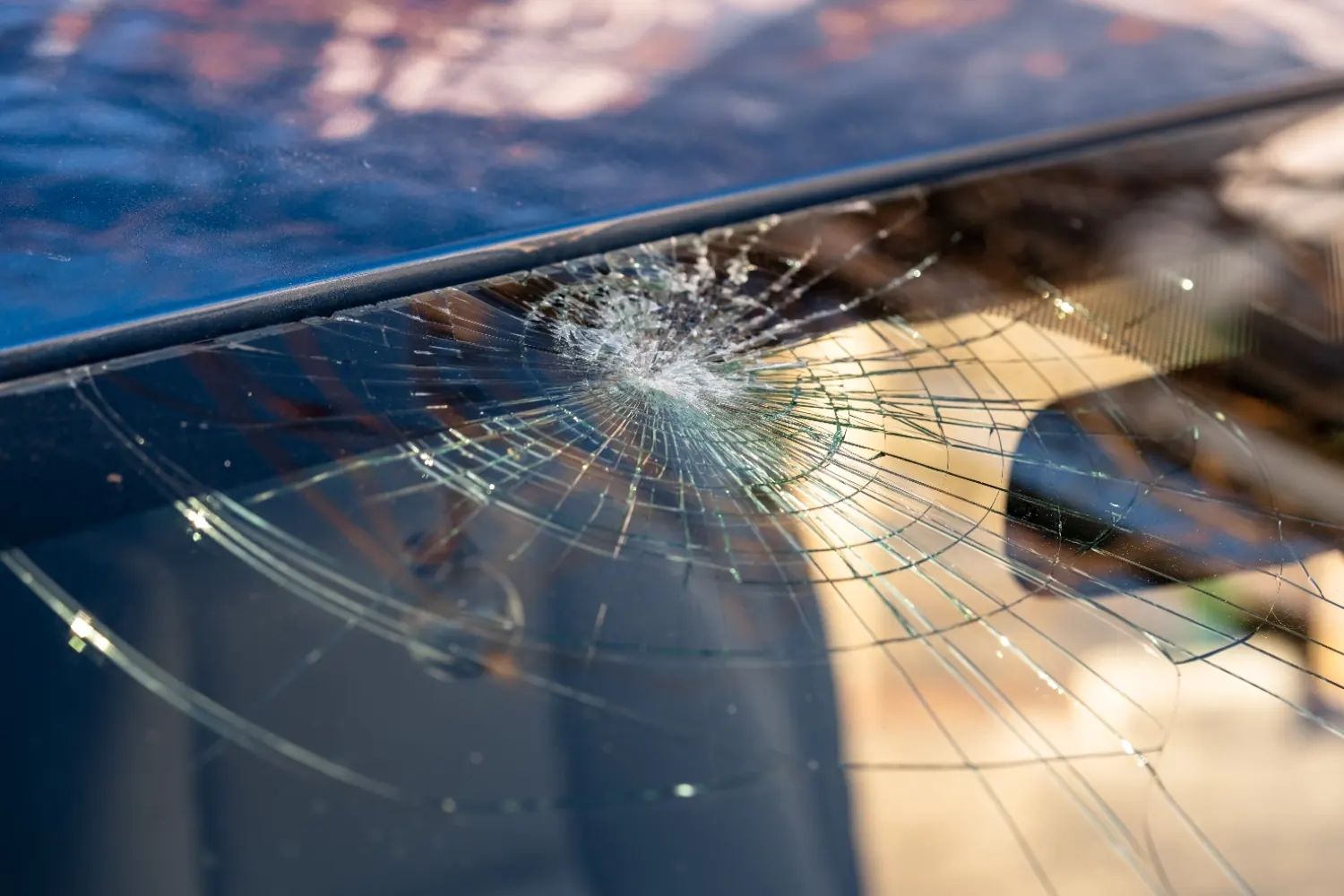 Parabrezza di un'auto con una crepa estesa da sostituire