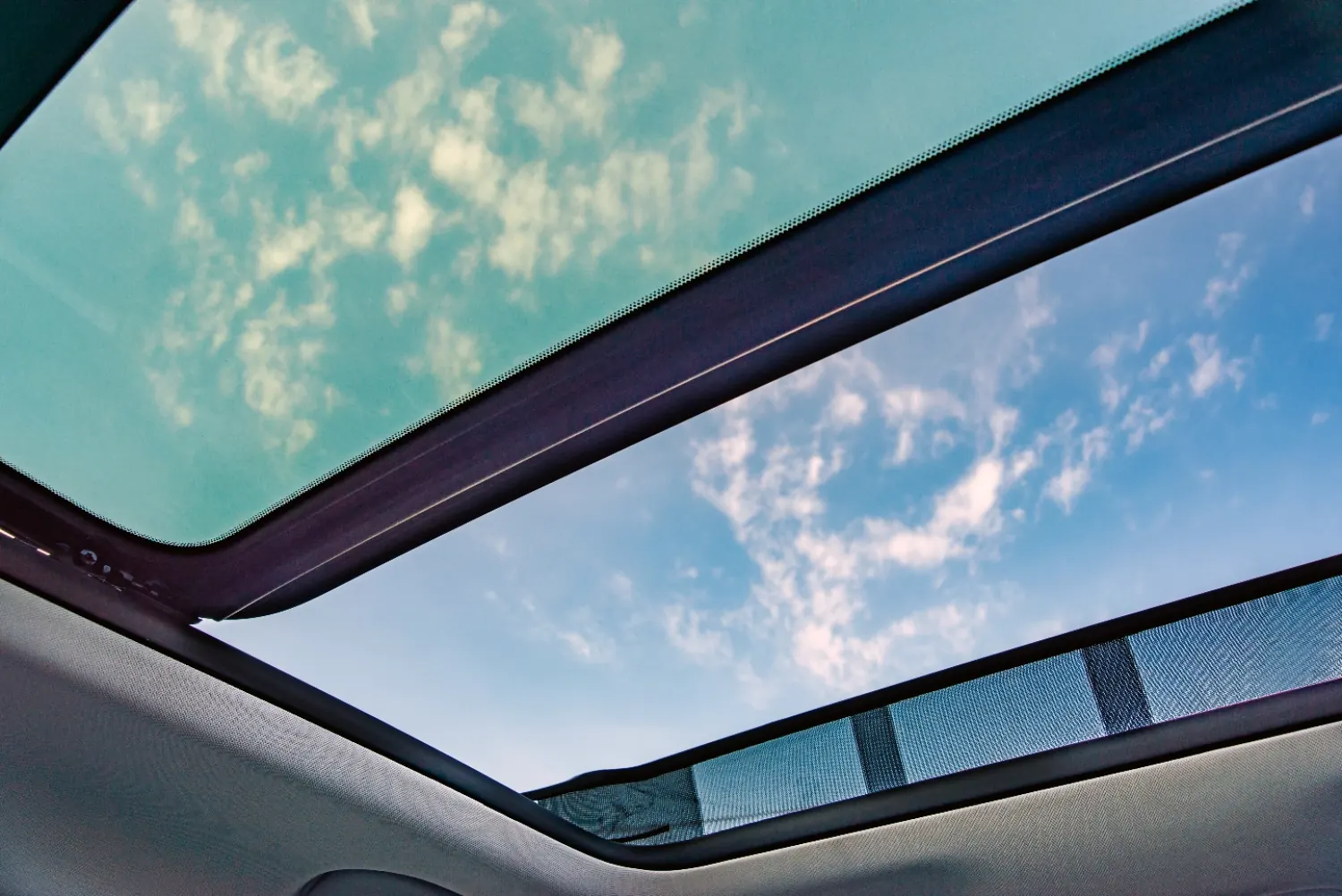Tettuccio panoramico di un'auto visto dall'abitacolo